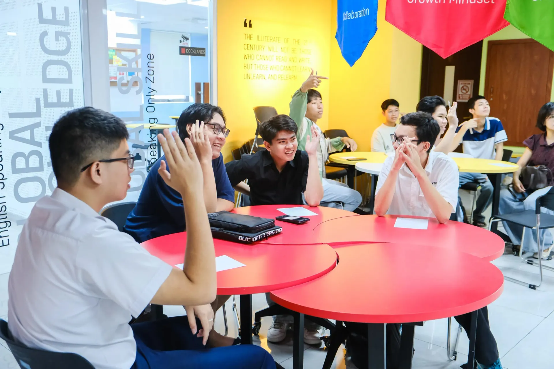 Sinh viên Asia University Program tích cực tham gia các hoạt động học tập, thảo luận nhóm và tương tác tại lớp, góp phần phát triển kỹ năng giao tiếp, tư duy phản biện và làm việc nhóm trong môi trường đào tạo quốc tế