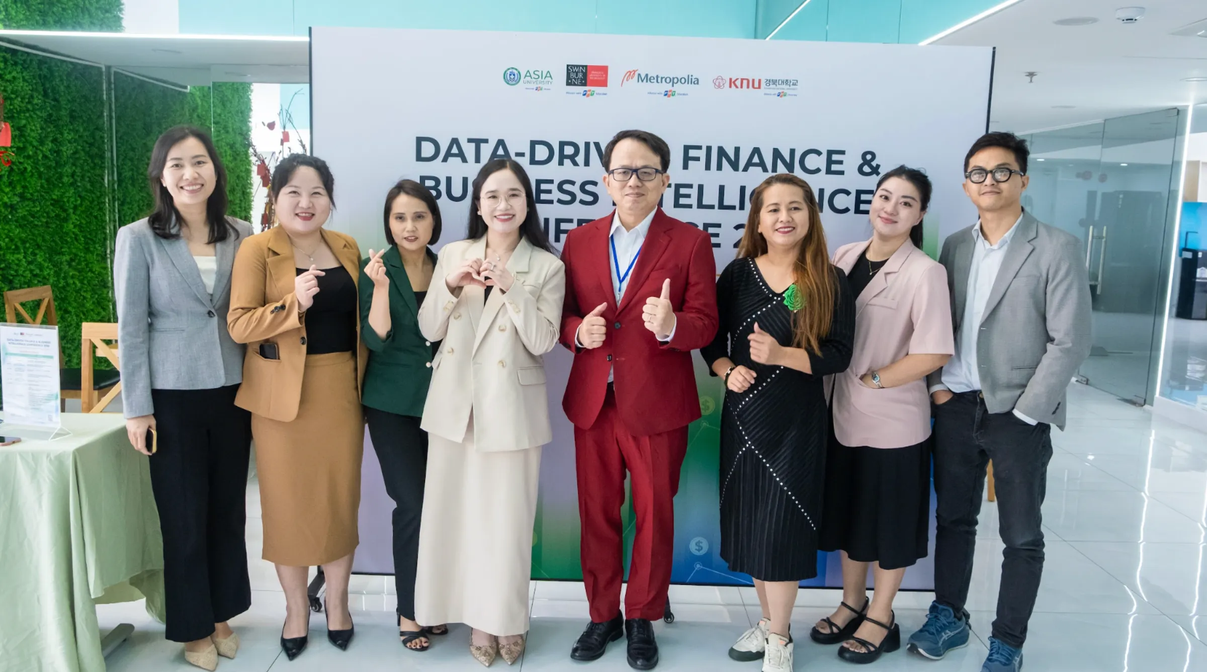 Với sinh viên, hội thảo cho thấy AI đang mở rộng khả năng trong kinh doanh – tài chính, đồng thời gợi mở những năng lực cần chuẩn bị cho tương lai: biết đặt câu hỏi, kiểm chứng dữ liệu, nhận diện thiên kiến và đánh giá thông tin trong đúng bối cảnh.