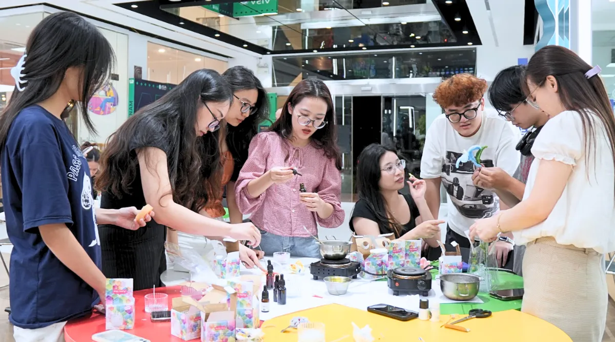 Sinh viên và người tham gia hào hứng trải nghiệm làm hoa kẽm nhung, nến thơm tại "Bloom Workshop" do CLB Tiếng Trung tổ chức