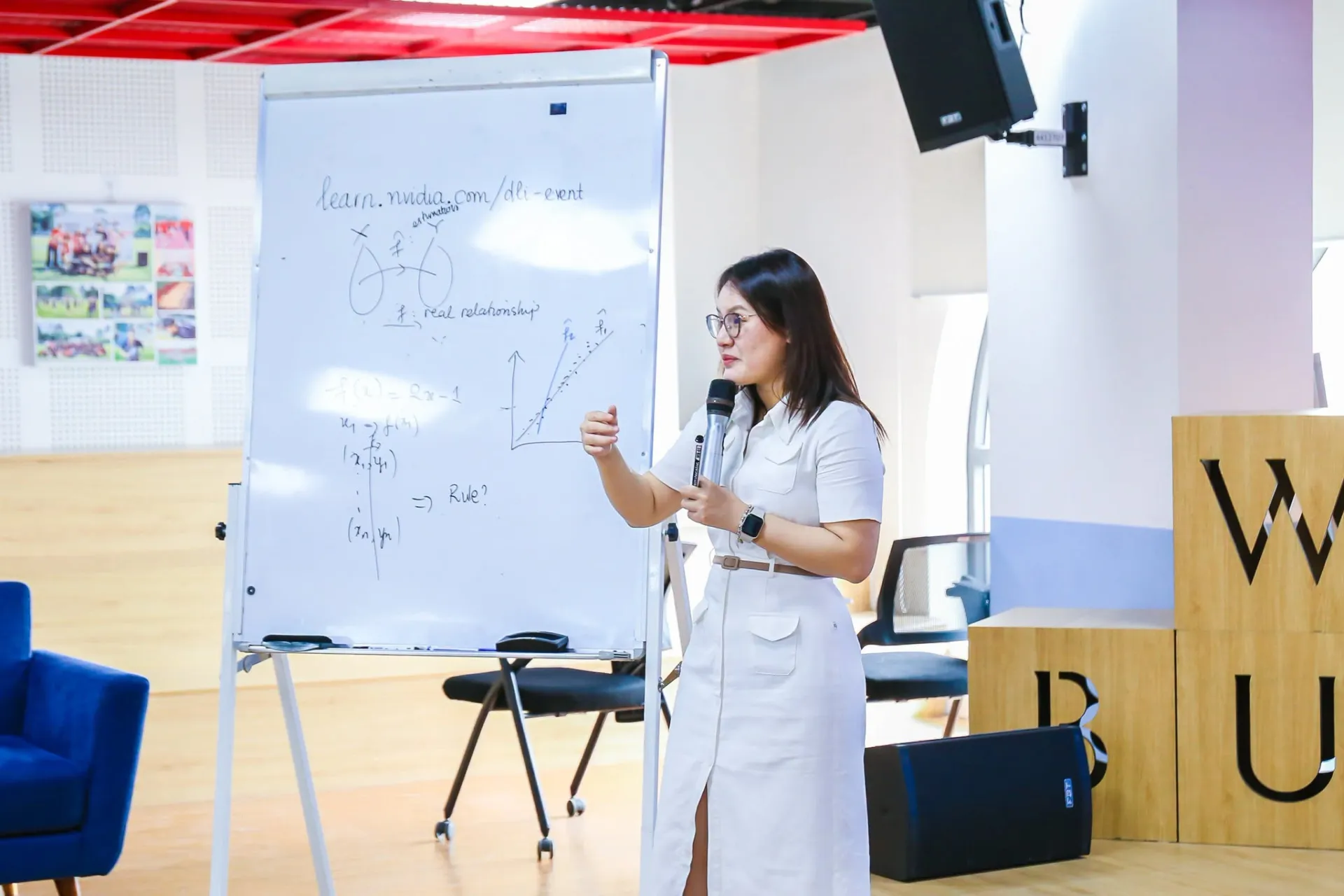 ThS. Lê Trần Ngọc Trân hướng dẫn sinh viên thực hành các nội dung về AI và bảo trì dự đoán
