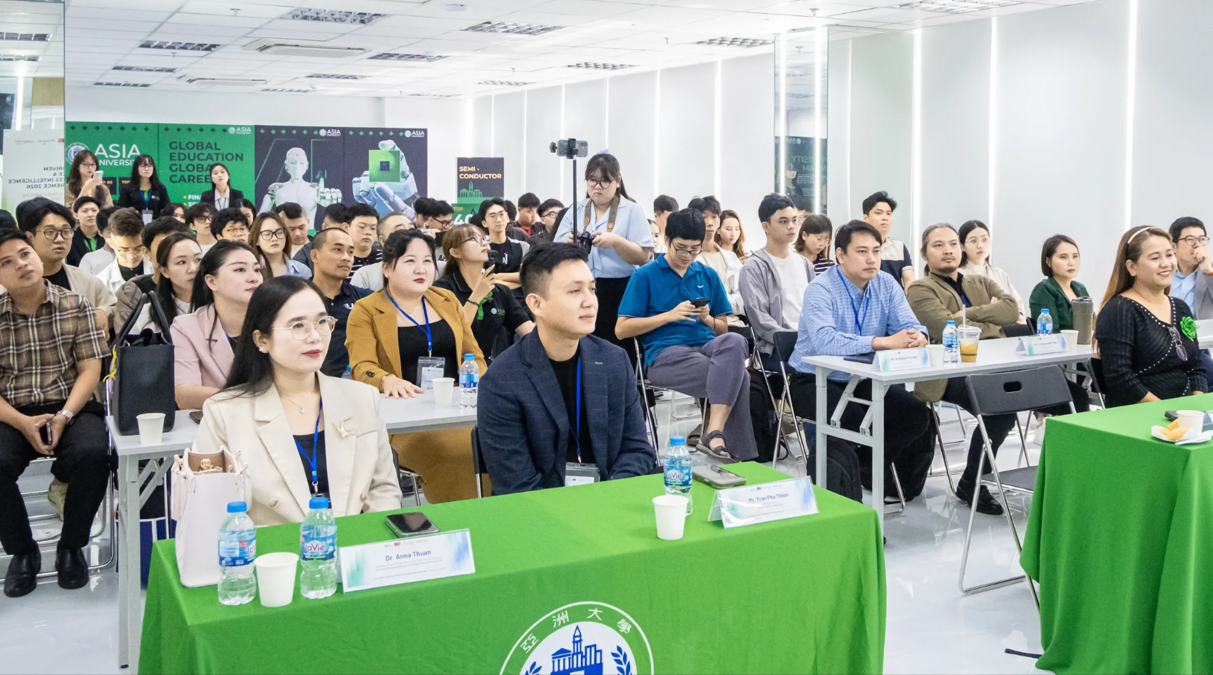 “Data-Driven Finance & Business Intelligence Conference 2026” mở ra nhiều góc nhìn về cách AI và dữ liệu đang thay đổi công việc trong kinh doanh – tài chính, đồng thời đặt ra yêu cầu mới đối với năng lực đánh giá, kiểm chứng và ra quyết định của con người.
