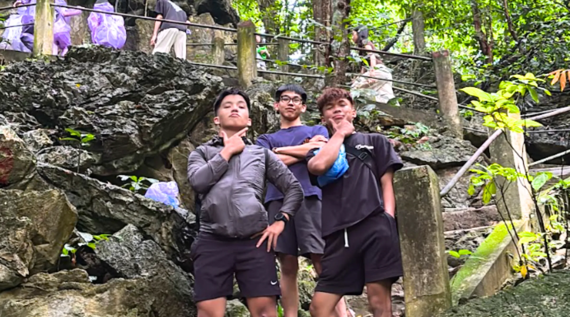 Trên hành trình tại Cúc Phương, thử thách “Xếp hình đồng đội” mang thêm một màu sắc vui vẻ khi mỗi đội phải tìm đúng vị trí và cùng tạo nên những bức ảnh có đội hình rõ ràng, sáng tạo. Sau quãng đường cần nhiều sức bền, đây cũng là lúc các thành viên cùng lưu lại những khoảnh khắc đáng nhớ bên nhau.