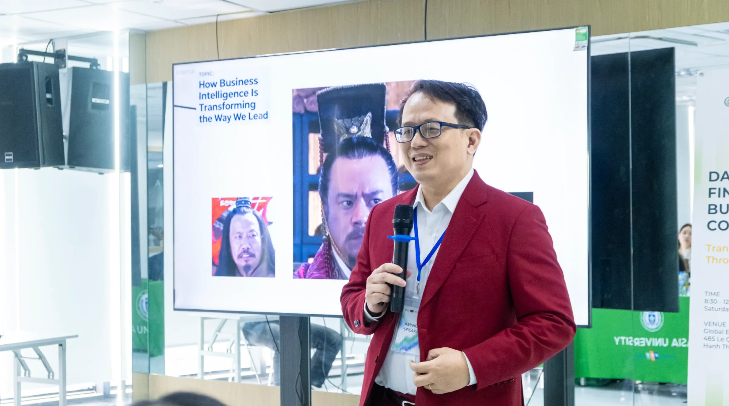 Từ sự phát triển của Business Intelligence (BI - khai thác dữ liệu phục vụ ra quyết định), TS. Hoàng Việt Hà - Viện trưởng Viện Đại học Quốc tế FPT, Giám đốc Asia University Program cho rằng vai trò của người lãnh đạo cũng phải thay đổi khi AI tham gia sâu hơn vào công việc. Thay vì chỉ đọc và xử lý thông tin, người lãnh đạo cần biết đặt câu hỏi, kiểm tra kết quả, giao việc có kiểm soát và chịu trách nhiệm với quyết định cuối cùng. “Vai trò của lãnh đạo đang chuyển từ xử lý thông tin sang thiết kế và quản trị hệ thống ra quyết định”, TS. Hoàng Việt Hà chia sẻ.
