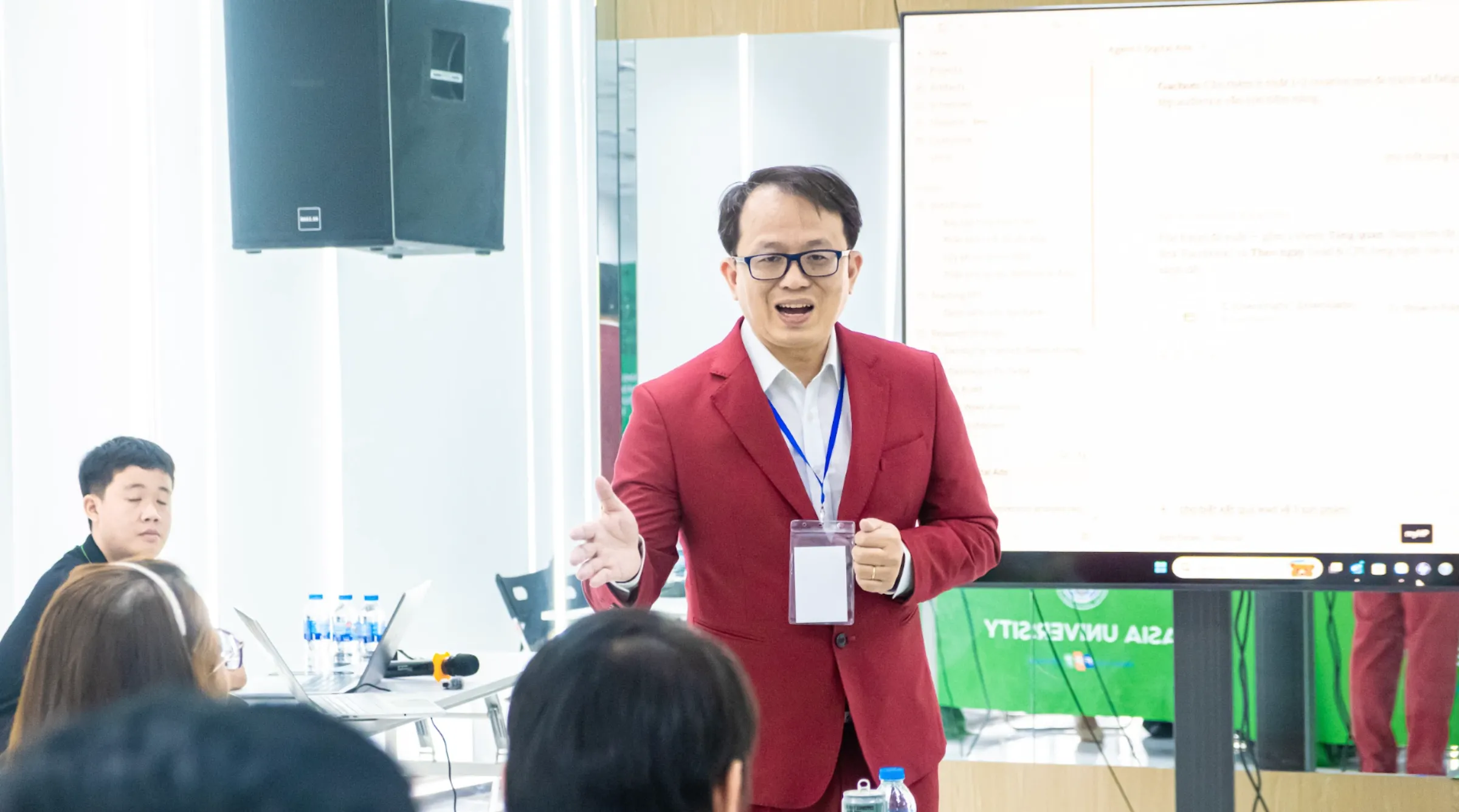 AI có thể đi từ một công cụ hỗ trợ từng tác vụ đến tham gia sâu vào quy trình vận hành. Song song với đó, con người cũng cần phát triển từ biết sử dụng và kiểm tra AI đến tư duy phản biện, quản trị dữ liệu, giám sát và xử lý những tình huống ngoài dự kiến.