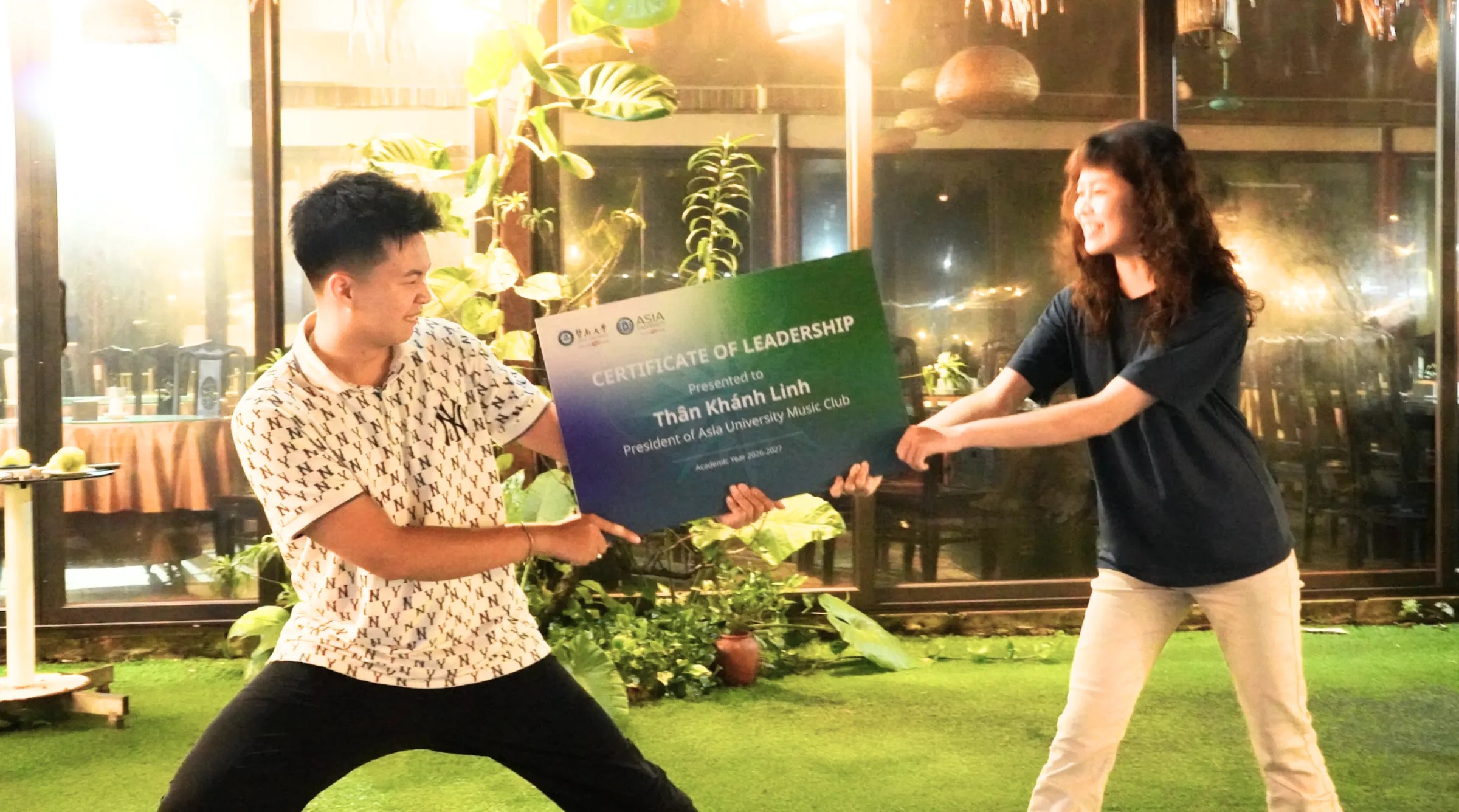 Từ những khoảnh khắc vui vẻ, chương trình chuyển sang một dấu mốc mang nhiều ý nghĩa hơn: Lễ nhậm chức Ban Điều hành nhiệm kỳ 2026-2027. Những tấm chứng nhận được trao cũng đồng nghĩa với việc các Chủ nhiệm và Phó Chủ nhiệm chính thức bước vào một chặng mới, với trách nhiệm xây dựng và phát triển cộng đồng CLB mình phụ trách.